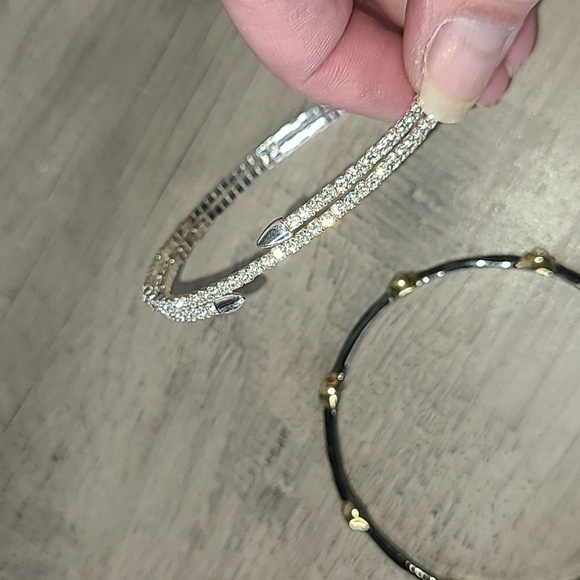 2 Bracelets - Picture 4 of 6